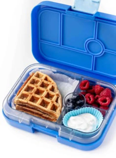 Lonchera con waffles, frutos rojos y yogur
